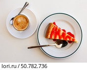 Slice of cheesecake Tarta de queso with strawberry jam. Стоковое фото, фотограф Яков Филимонов / Фотобанк Лори