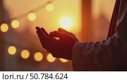 Hands on the background of Ramadan prayers at sunset, prayers under shining lights. Стоковое AI-видео, аниматор ketpro.design / Фотобанк Лори