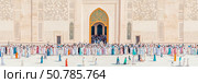 Grand Mosque Gathering: A Serene Congregation Outside a Magnificent Place of Worship. Стоковое AI-изображение, AI-художник Данила Большаков / Фотобанк Лори