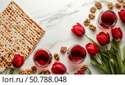 Colorful Celebration With Wine, Matzo, Tulips and Walnuts on a Festive Table Setting During Springtime. Стоковое AI-изображение, AI-художник Юлия Гапеенко / Фотобанк Лори