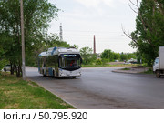 Троллейбус с автономным ходом БКМ 32100D движется по улице с опущенными токоприёмниками. Волгоград, Тракторозаводский район, Россия. (2022 год). Редакционное фото, фотограф Андрей Цыганков / Фотобанк Лори