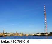 Санкт-Петербург: пейзаж Большой Невки с Кантемировским мостом и телевизионной башней (2021 год). Редакционное фото, фотограф Алексей Иванов / Фотобанк Лори