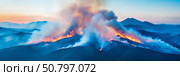Fiery Sunset Blaze Engulfing Mountain Range: A Dramatic Aerial View of a Wildfire at Dusk. Стоковое AI-изображение, AI-художник Данила Большаков / Фотобанк Лори