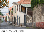 Funchal old town street view with old residential houses. Portugal, Madeira (2017 год). Стоковое фото, фотограф EugeneSergeev / Фотобанк Лори