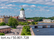 Набережная 30-го Гвардейского Корпуса, Петровский мост и башня Выборгского замка на заднем плане. Город Выборг Ленинградской области. Редакционное фото, фотограф Румянцева Наталия / Фотобанк Лори
