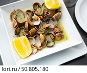 Plate of steamed clams drenched in lemon butter sauce. Стоковое фото, фотограф Яков Филимонов / Фотобанк Лори