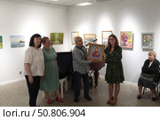 Открытие выставки наивных художников "Квартира" на Невском проспекте 60 Санкт-Петербург. Редакционное фото, фотограф Дмитрий Неумоин / Фотобанк Лори