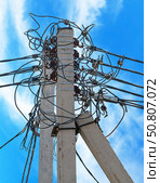 Металлическая опора высоковольтной линии электропередачи. Electric tower high voltage post. Стоковое фото, фотограф Татьяна Д / Фотобанк Лори