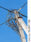 Металлическая опора высоковольтной линии электропередачи. Electric tower high voltage post. Стоковое фото, фотограф Татьяна Д / Фотобанк Лори