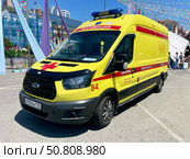 Машина скорой медицинской помощи на площади Борцов Революции во Владивостоке. Редакционное фото, фотограф Овчинникова Ирина / Фотобанк Лори