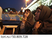 Женщины на катере в момент разведения мостов Санкт-Петербург. Редакционное фото, фотограф Дмитрий Неумоин / Фотобанк Лори