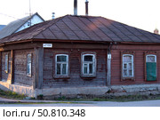 Старинный дом в городе Ельце крупным планом. Историческая архитектура. Стоковое фото, фотограф Жанна Гапанович / Фотобанк Лори