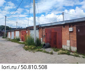Ряд кирпичных  гаражей. Стоковое фото, фотограф Денис Баданин / Фотобанк Лори