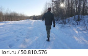 Ruskeala, Karelia. A man walks through a winter park. Стоковое видео, видеограф Виктор Тихонов / Фотобанк Лори