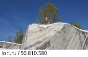 Ruskeala. A man on a marble rock in winter. Стоковое видео, видеограф Виктор Тихонов / Фотобанк Лори