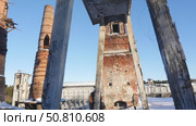 An abandoned ancient factory in winter. Стоковое видео, видеограф Виктор Тихонов / Фотобанк Лори
