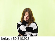 Teen Actress Expresses Deep Emotions in a Creative Indoor Setting With a Fresh Color Backdrop. Стоковое фото, фотограф Aleksandr Golubev / Фотобанк Лори