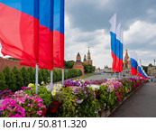 Вид на Московский Кремль и Васильевский спуск в день России, 12 июня. Редакционное фото, фотограф Павел Авакумов / Фотобанк Лори