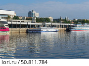 Вид на город со стороны Волги, Центральная набережная, корабли у причала, отражения на воде. Волгоград, Россия, набережная реки Волга. (2021 год). Редакционное фото, фотограф Андрей Цыганков / Фотобанк Лори