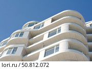 Современный многоэтажный красивый дом на фоне голубого неба. Modern panel apartment building on background of blue sky. Стоковое фото, фотограф Татьяна Д / Фотобанк Лори