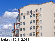 Современный многоэтажный красивый дом на фоне голубого неба. Modern panel apartment building on background of blue sky. Стоковое фото, фотограф Татьяна Д / Фотобанк Лори