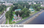 Drone view of the Volga River and temples, as well as residential areas in the city of Uglich in the summer afternoon, Russia. Стоковое видео, видеограф Яков Филимонов / Фотобанк Лори