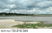 Песчаный берег и облачное небо в Ейском районе (2021 год). Редакционное фото, фотограф Мария Сергеева / Фотобанк Лори