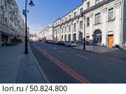 Старые доходные дома, декорированные различными архитектурными элементами. Москва, Мясницкая улица, 13, строения 1 и 2. Солнечный день в июле. Редакционное фото, фотограф Сергей Рыбин / Фотобанк Лори