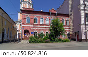 Здание Елизаветинского детского приюта. Архангельский переулок, 17, строение 1, Москва. Солнечный день в июле. Редакционное фото, фотограф Сергей Рыбин / Фотобанк Лори