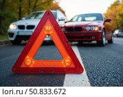 Автомобильная авария на дороге и знак аварийной остановки. A car accident on the road and an emergency stop sign. Стоковое AI-изображение, AI-художник Смирнова Светлана / Фотобанк Лори