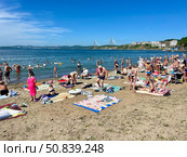 Люди отдыхают на пляже в бухте Патрокл во Владивостоке летом 2025 года. Редакционное фото, фотограф Овчинникова Ирина / Фотобанк Лори