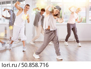 Group of young people perform choreographic exercises and teaches energetic mobile social dance waacking together. Стоковое фото, фотограф Яков Филимонов / Фотобанк Лори