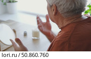 Senior Man shaving his face. Old male shaves beard and mustache with shaver. Elderly gray haired man looking at the mirror, applies shaving cream foam and using razor. Skin hygiene. Daily body care. Стоковое видео, видеограф Марина Демидюк / Фотобанк Лори