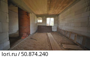 Interior of unfinished slavic village house showing aerated concrete blocks and wooden ceiling. Стоковое видео, видеограф Mikhail Davidovich / Фотобанк Лори
