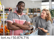 European wife and African husband, yells at each other in shop. Стоковое фото, фотограф Яков Филимонов / Фотобанк Лори