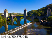 Drone view of bridge Pont Valentre crossing Lot River in Cahors (2020 год). Стоковое фото, фотограф Яков Филимонов / Фотобанк Лори