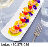 Ceviche of pickled salmon on kiwi with figs, cumquat. Стоковое фото, фотограф Яков Филимонов / Фотобанк Лори
