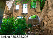 Stone ruins in the mountain ghost village of Gamsutl, Caucasus (2024 год). Стоковое фото, фотограф Константин Лабунский / Фотобанк Лори