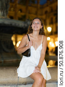 Night Royal square in Barcelona, girl in sundress is sitting on fountain fencing. Стоковое фото, фотограф Яков Филимонов / Фотобанк Лори