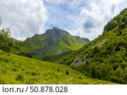 Туристы двигаются по тропе по горному склону. Редакционное фото, фотограф Игорь Дашко / Фотобанк Лори