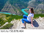 Девушка смотрит с ввершины на Сулакский каньон. Дагестан. Россия. Стоковое фото, фотограф Александр Тараканов / Фотобанк Лори