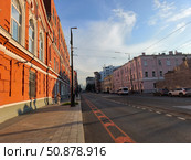 Дорога вдоль Московского тормозного завода "Трансмаш" в Москве. Редакционное фото, фотограф Мария Сергеева / Фотобанк Лори
