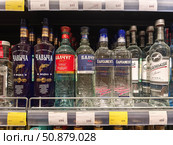 Полки с бутылками водки в магазине, Москва. Редакционное фото, фотограф Мария Сергеева / Фотобанк Лори