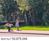 Встреча двух людей с собакой на улице в Москве. Редакционное фото, фотограф Мария Сергеева / Фотобанк Лори
