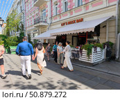 Открытая веранда кафе на Камергерском переулке, Москва. Лето в Москве. Редакционное фото, фотограф Мария Сергеева / Фотобанк Лори