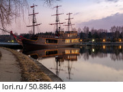 Весенним вечером, на закате, у причала, застыв во времени, стоит старинный фрегат с алыми парусами. Стоковое фото, фотограф Pukhov K / Фотобанк Лори