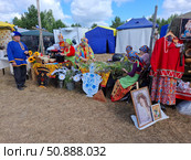 Торговый ряд на ярмарке. Редакционное фото, фотограф Жилина Людмила / Фотобанк Лори