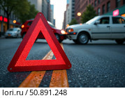 Знак аварийной остановки на дороге при аварии. Emergency stop sign on the road during an accident. Стоковое AI-изображение, AI-художник Смирнова Светлана / Фотобанк Лори