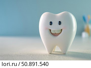 Smiling tooth promoting oral hygiene and dental health. Стоковое AI-изображение, AI-художник Иван Рябоконь / Фотобанк Лори