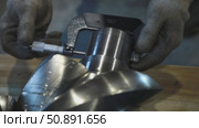 Technician measuring metal part with micrometer. Стоковое видео, видеограф Юрий Поздников / Фотобанк Лори